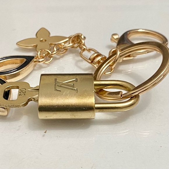 LOUIS VUITTON LOCK AND KEY ON KEYCHAIN #320-2 - Picture 8 of 10